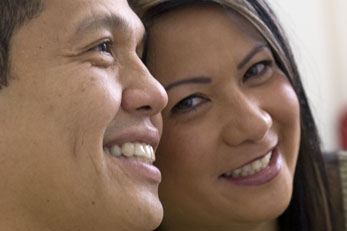 hombre y mujer sonrientes
