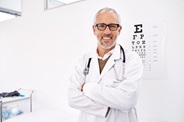 Médico haciendo un examen de la vista Médico haciendo un examen de la vista