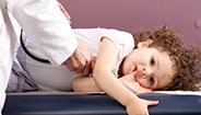 Médico revisando la frecuencia cardiaca de unos niños Médico revisando la frecuencia cardiaca de unos niños