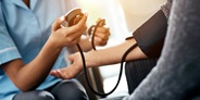 enfermera controlando la presión arterial enfermera controlando la presión arterial