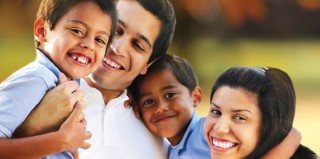 hombre mujer niños sonriendo