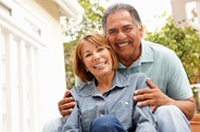 hombre y mujer sonriendo hombre y mujer sonriendo