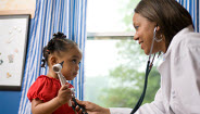 Médico y paciente joven Médico y paciente joven