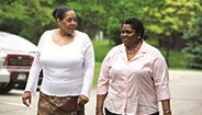 Dos mujeres caminando Dos mujeres caminando