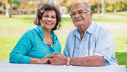 Pareja de ancianos tomados de la mano Pareja de ancianos tomados de la mano