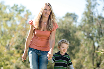 Madre e hijo caminando Madre e hijo caminando